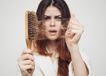 Chute de cheveux? Ne pas paniquer mais réagir!